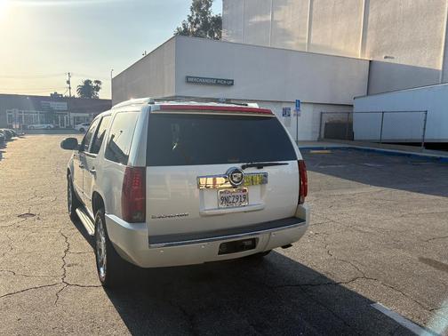White 2007 Cadillac Escalade Base