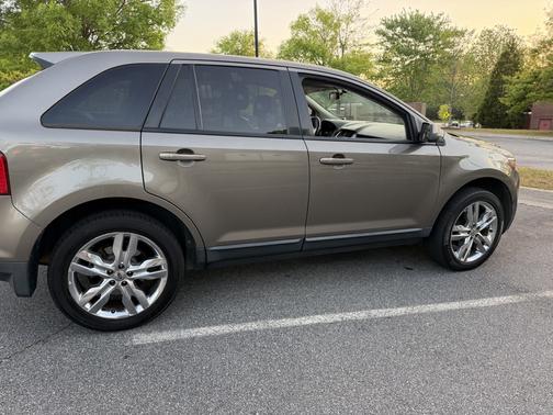 Green 2013 Ford Edge SEL