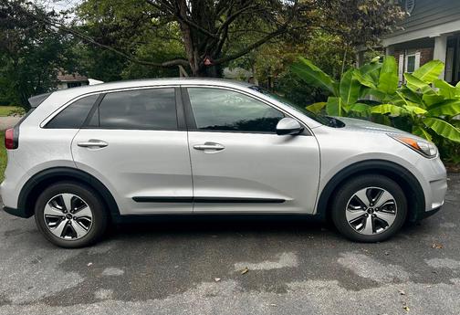 Silver 2018 Kia Niro FE