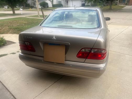 Beige 2000 Mercedes-Benz E-Class E320