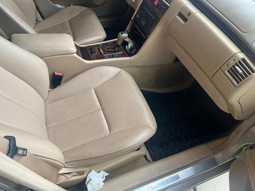 Beige 2000 Mercedes-Benz E-Class E320