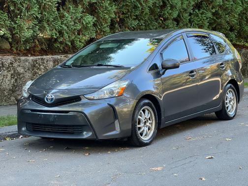 2017 Toyota Prius v Five