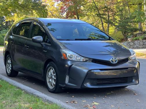 2017 Toyota Prius v Five