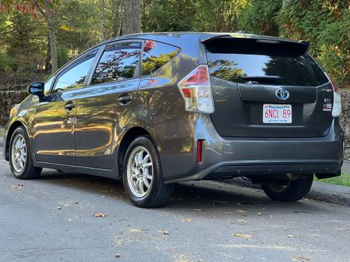 2017 Toyota Prius v Five
