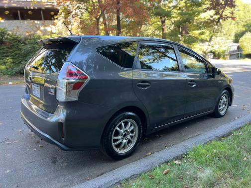 2017 Toyota Prius v Five