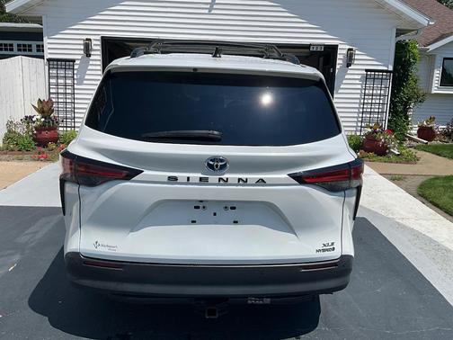 White 2022 Toyota Sienna XLE