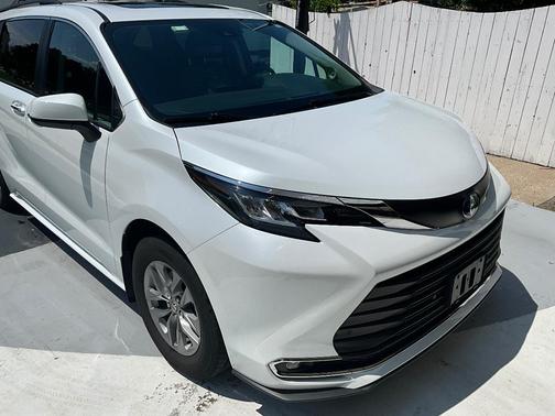 White 2022 Toyota Sienna XLE
