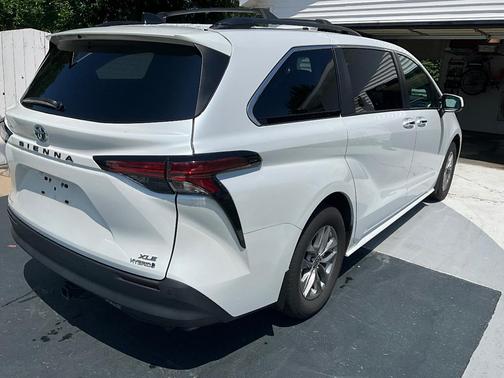 White 2022 Toyota Sienna XLE