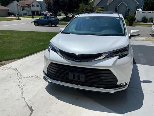 White 2022 Toyota Sienna XLE