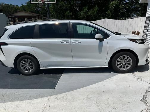White 2022 Toyota Sienna XLE