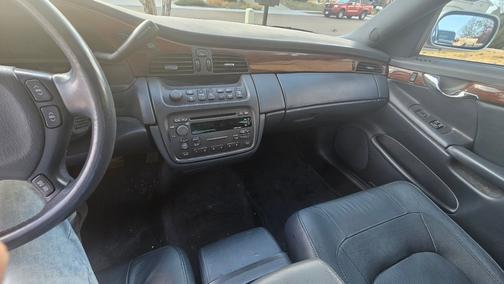 Silver 2005 Cadillac DeVille Base