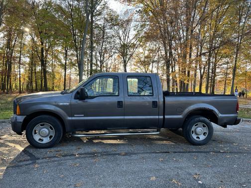 Gray 2005 Ford F-350 Lariat Crew Cab Super Duty