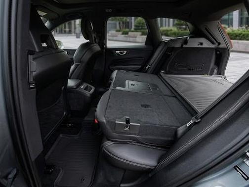 Silver 2018 Volvo XC60 T6 R-Design