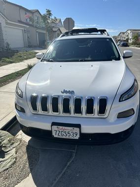 White 2017 Jeep Cherokee Latitude