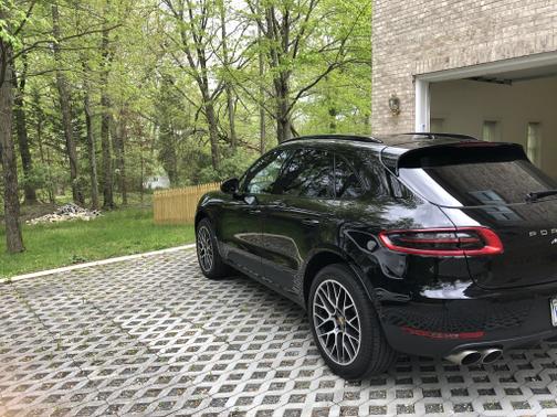 Photo 4 of 11 of 2018 Porsche Macan S