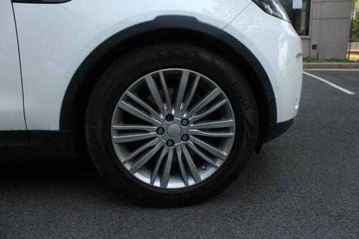 White 2017 Land Rover Discovery HSE