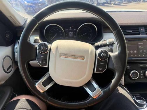 White 2017 Land Rover Discovery HSE