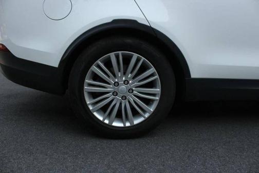 White 2017 Land Rover Discovery HSE