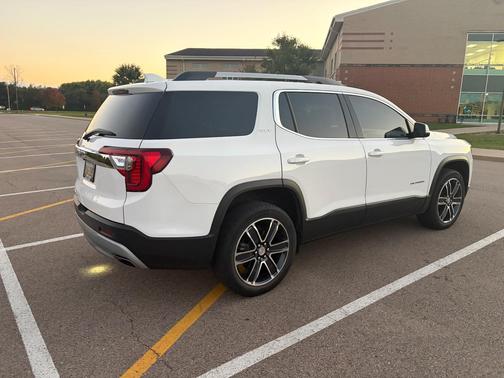 White 2021 GMC Acadia SLT
