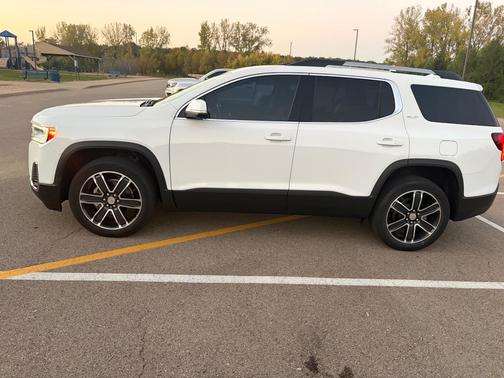 White 2021 GMC Acadia SLT