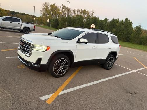 White 2021 GMC Acadia SLT
