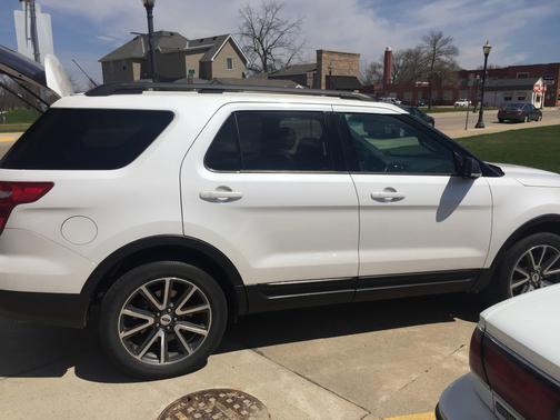 White 2015 Ford Explorer XLT