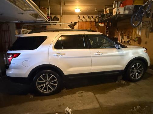 White 2015 Ford Explorer XLT
