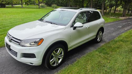 White 2013 Volkswagen Touareg TDI Lux