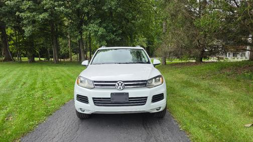 White 2013 Volkswagen Touareg TDI Lux
