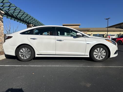 2017 Hyundai SONATA Hybrid SE