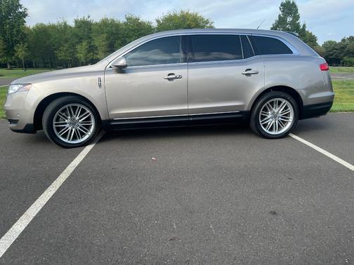 Gray 2019 Lincoln MKT Reserve