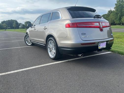 Gray 2019 Lincoln MKT Reserve