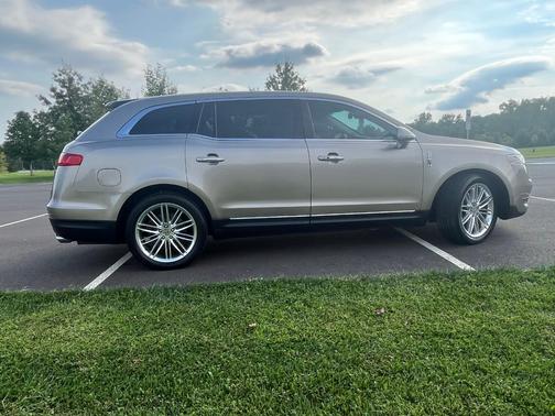 Gray 2019 Lincoln MKT Reserve