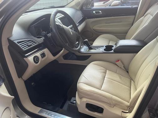 Gray 2019 Lincoln MKT Reserve