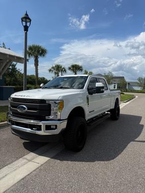 White 2017 Ford F-250 Lariat