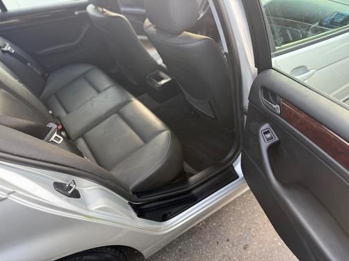 Silver 2004 BMW 325 i