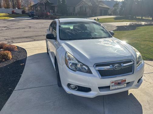 White 2014 Subaru Legacy 2.5i