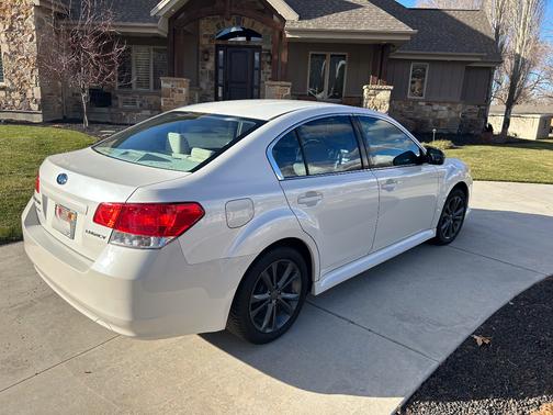 White 2014 Subaru Legacy 2.5i