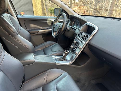 Gray 2017 Volvo XC60 T6 Dynamic