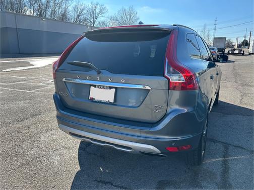 Gray 2017 Volvo XC60 T6 Dynamic