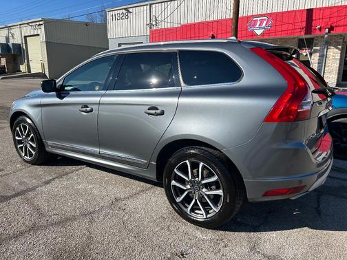 Gray 2017 Volvo XC60 T6 Dynamic