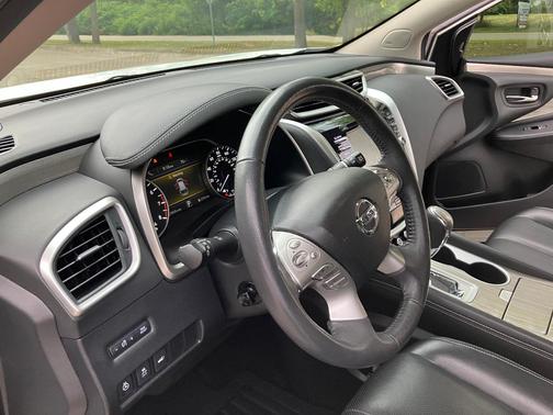 White 2017 Nissan Murano Platinum