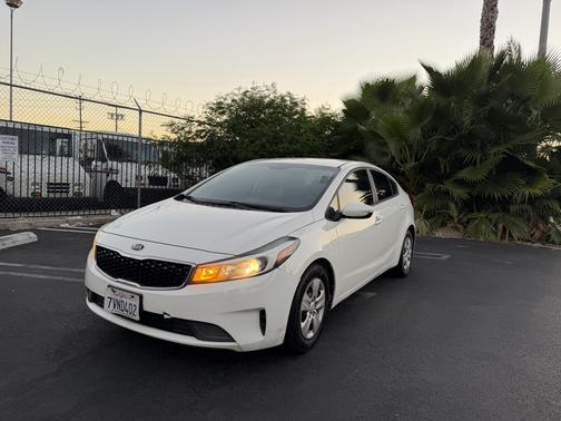 White 2017 Kia Forte LX