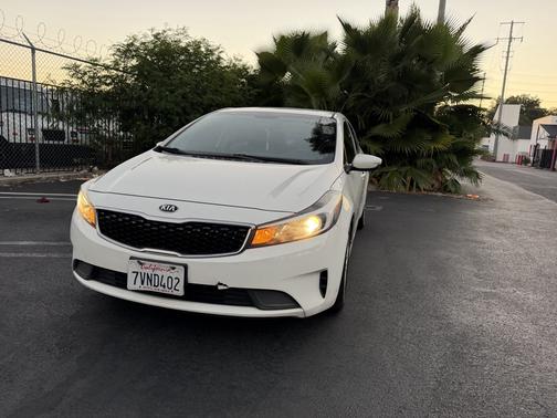 White 2017 Kia Forte LX
