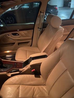 Black 2000 BMW 528 i