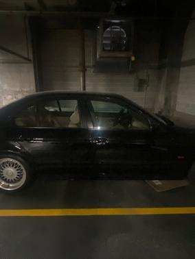 Black 2000 BMW 528 i