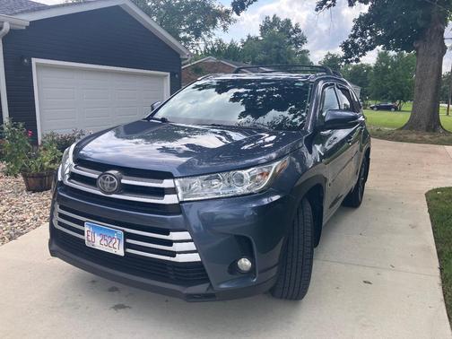 Blue 2018 Toyota Highlander XLE