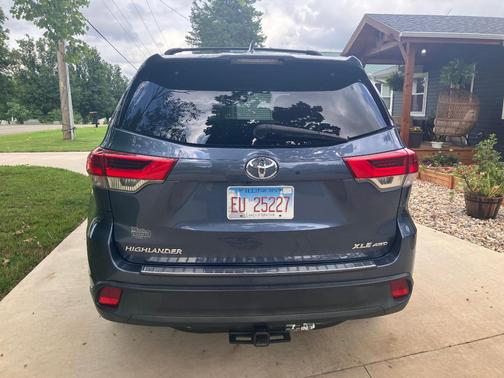 Blue 2018 Toyota Highlander XLE