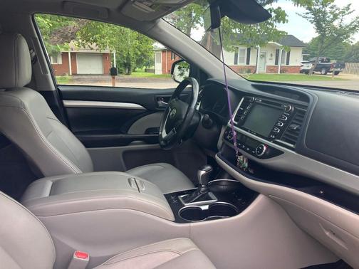 Blue 2018 Toyota Highlander XLE