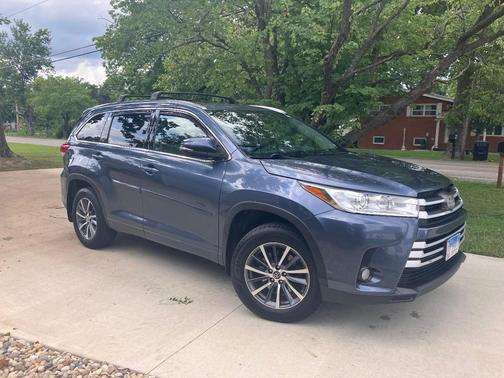 Blue 2018 Toyota Highlander XLE